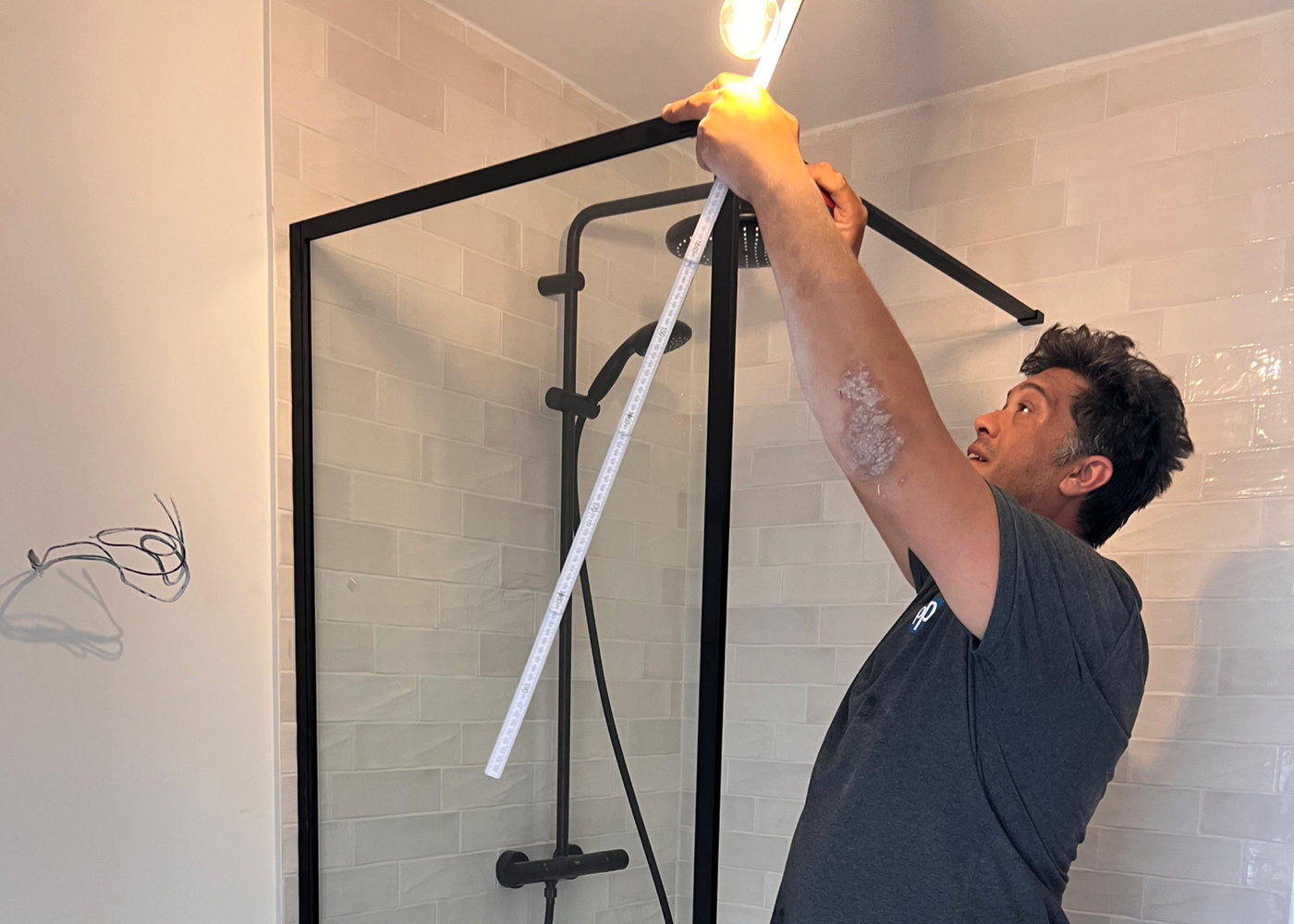 Loodgieter aan het werk aan een sanitaire installatie